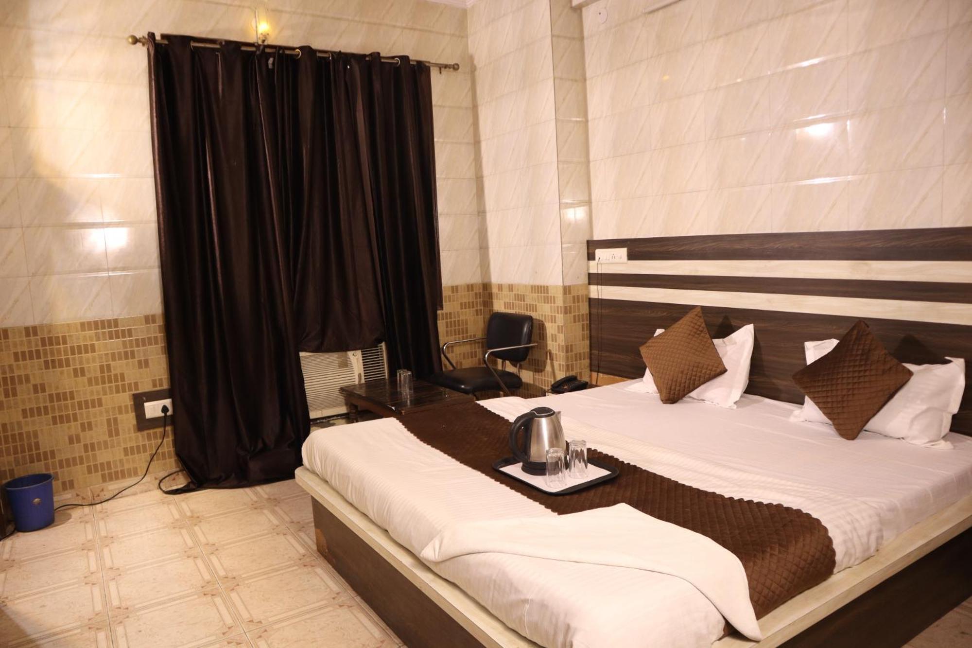 Hotel P R Palace Лакхнау Екстер'єр фото